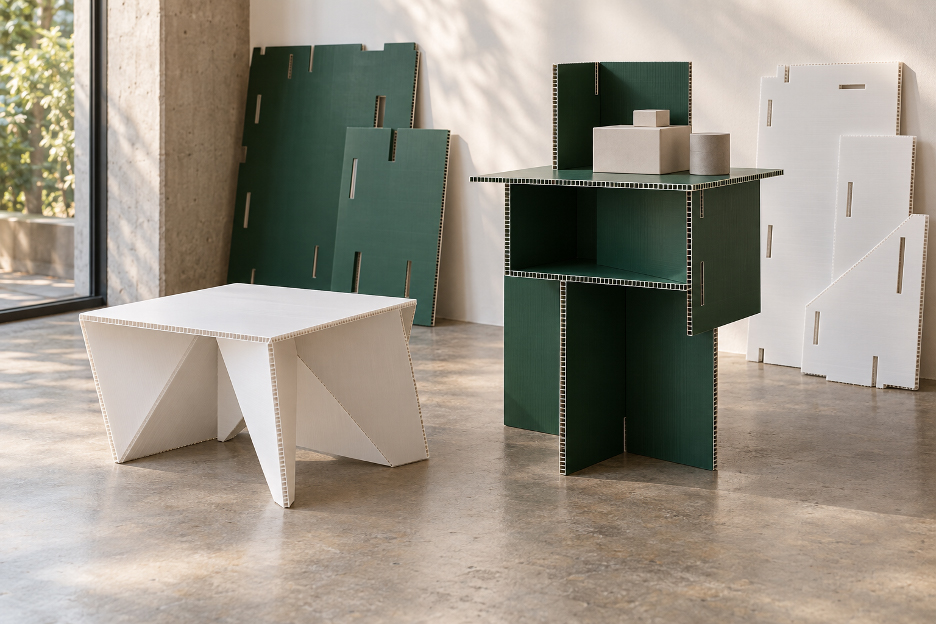 Taburete blanco y expositor verde junto a paneles desmontados.